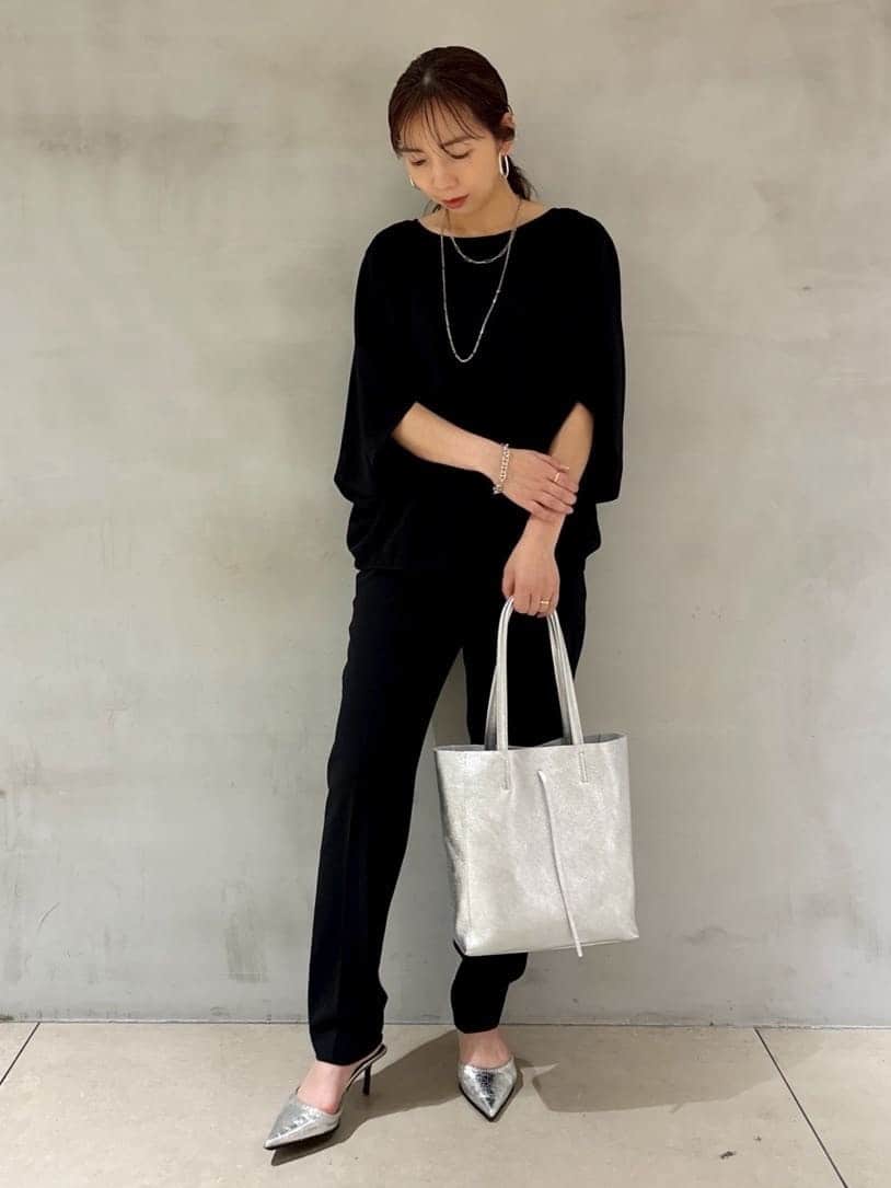 tomoさんの「UNTITLED｜◆【セットアップ可/接触冷感/イージーケア/体型カバー】リラクミスト モモンガブラウス」を使ったコーディネート