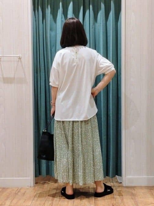 ゆーさんさんの「SHOO･LA･RUE｜【S-LL/ひんやり/UV】ぷっくりラメプリントロゴTシャツ」を使ったコーディネート