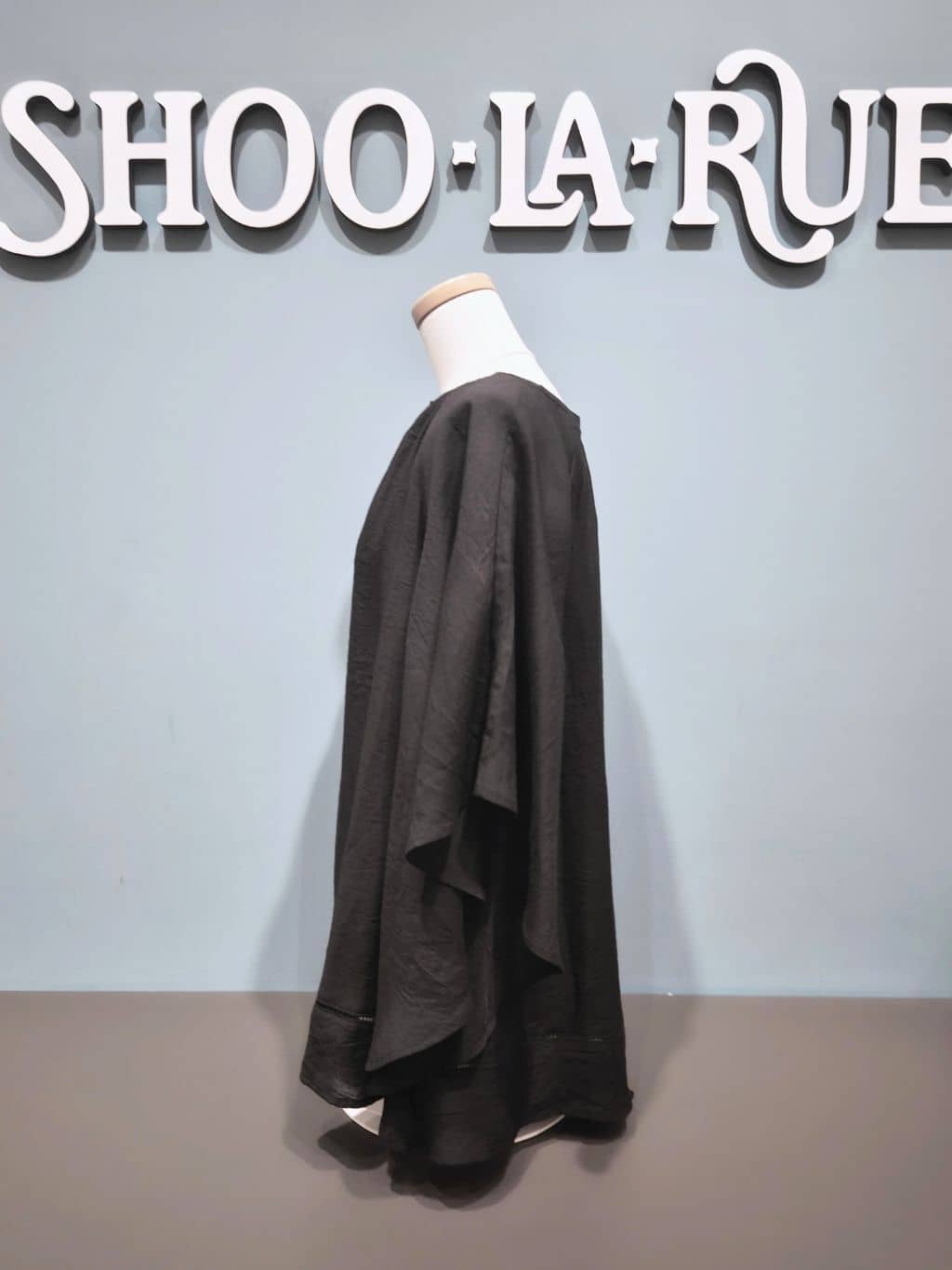 じんたさんの「SHOO･LA･RUE｜◆【洗える/ひんやり】涼しく体型カバー お袖フレア ドレープブラウス」を使ったコーディネート
