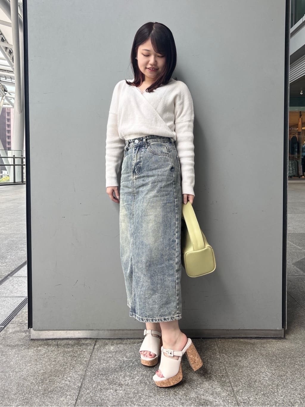 まっきーさんの「ESPERANZA｜ミニバックルコルクヒールミュール」を使ったコーディネート