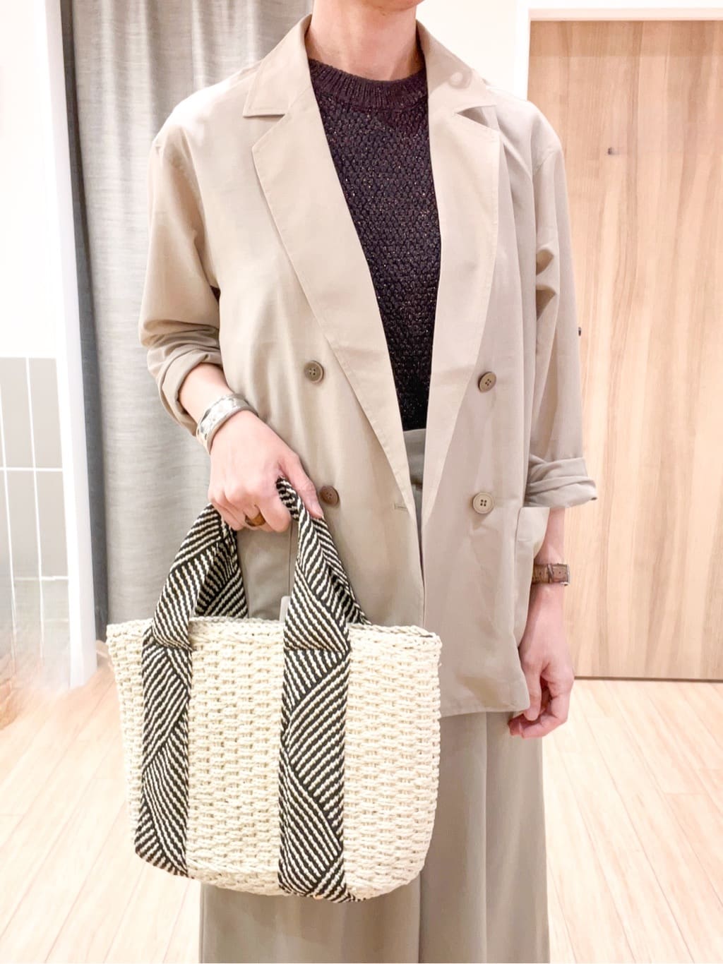 ヨッコさんの「grove｜◆ラメの上品な輝きが魅力 ラメカノコスリーブレスニット」を使ったコーディネート