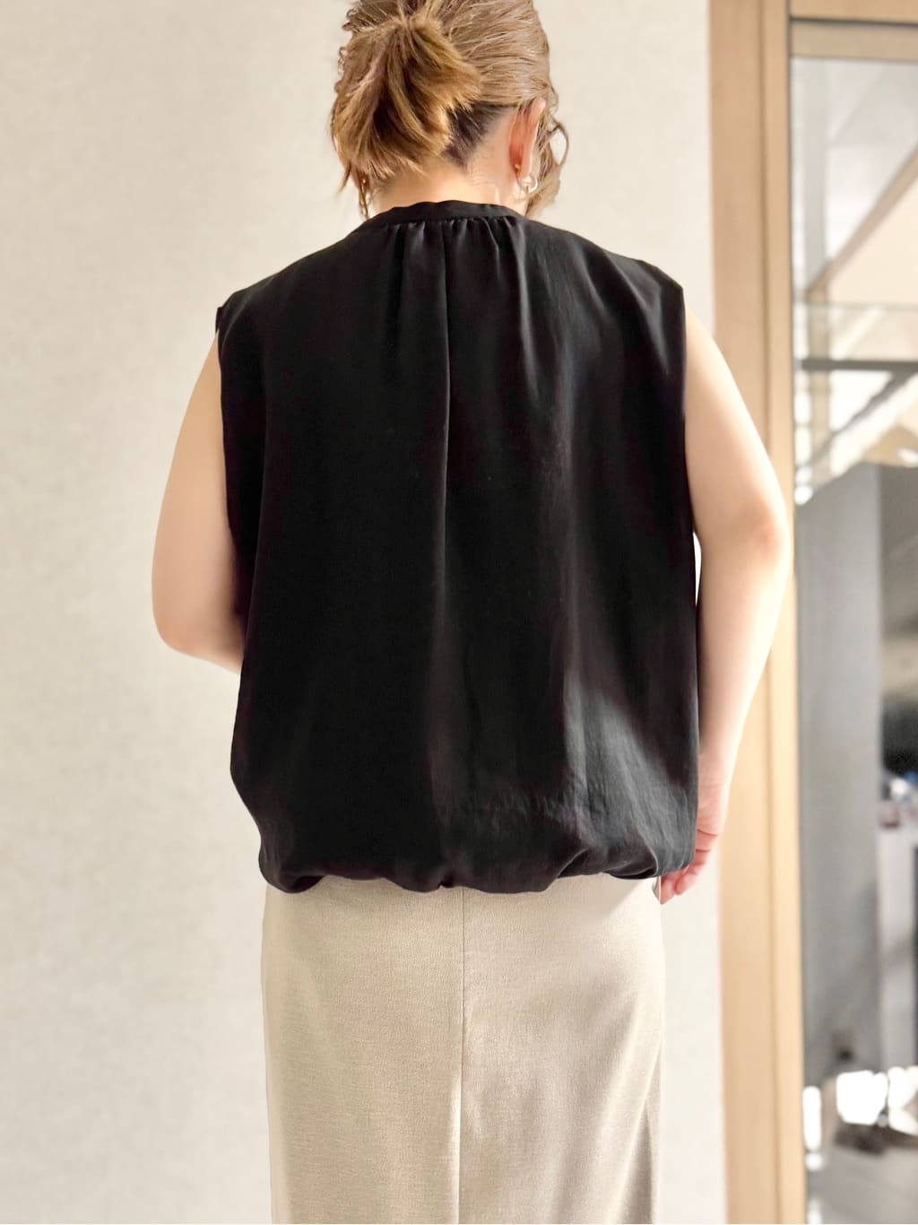sayuさんの「UNTITLED｜◆【シアー/バンドカラー】バルーンヘムノースリーブブラウス」を使ったコーディネート
