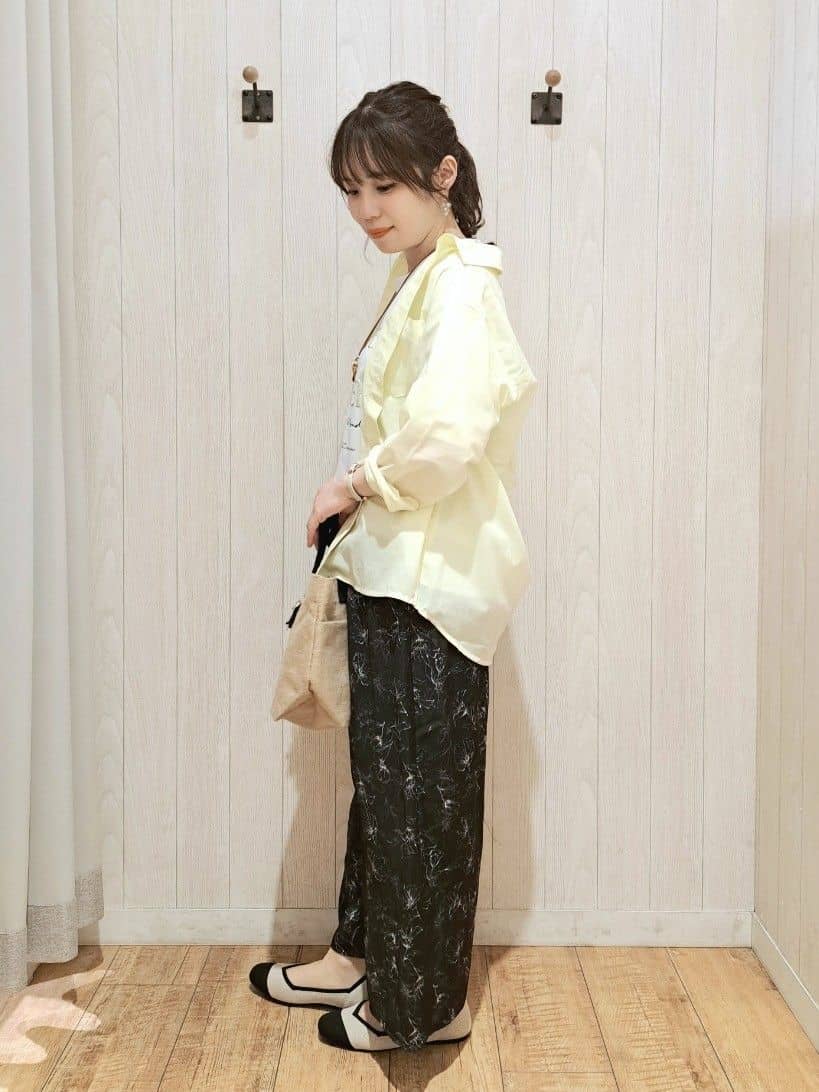 SAKIさんの「SHOO･LA･RUE｜【S-LL/ひんやり/UV】ぷっくりラメプリントロゴTシャツ」を使ったコーディネート