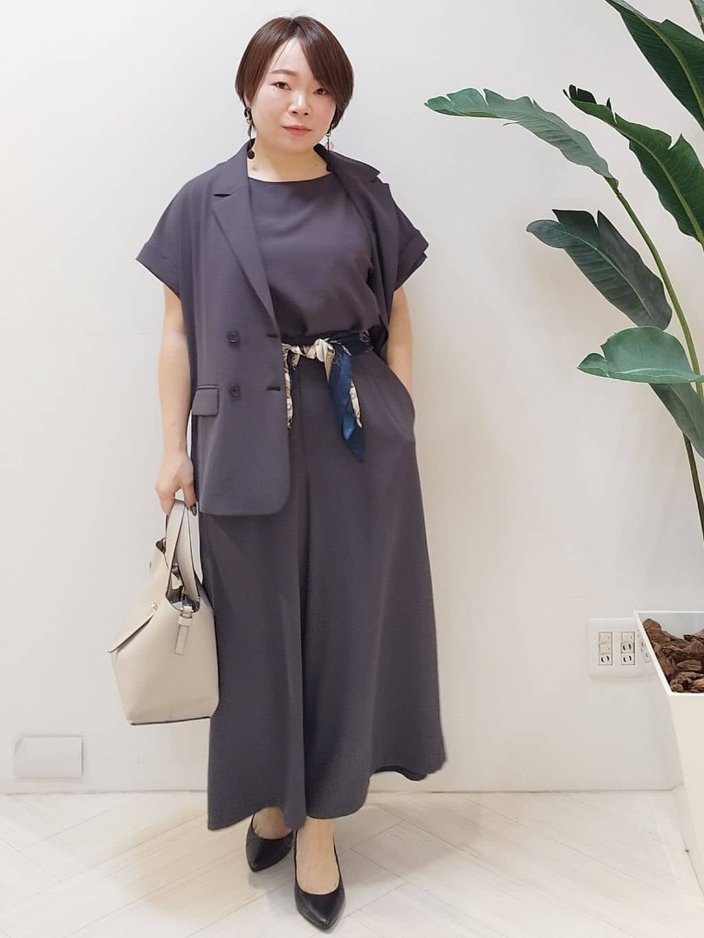 s u g iさんの「UNTITLED｜【手洗い／88cm正方形】シアー素材チェーン柄スカーフ」を使ったコーディネート