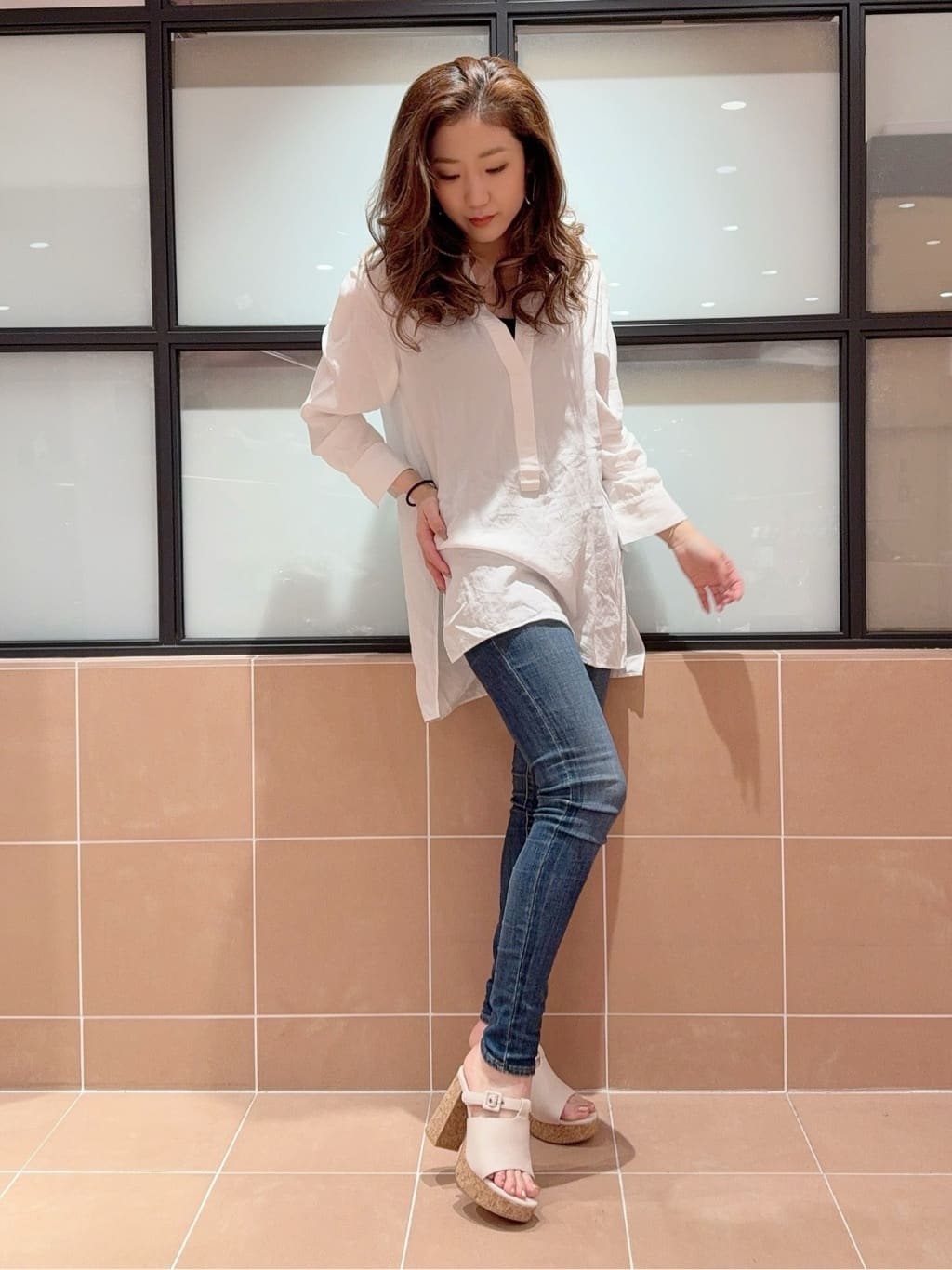 kaoriさんの「ESPERANZA｜ミニバックルコルクヒールミュール」を使ったコーディネート