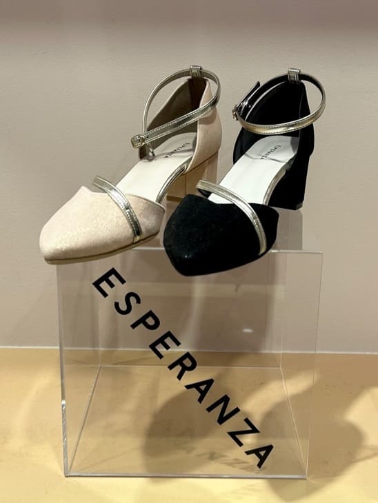 しおりんさんの「ESPERANZA｜セパレートラインパンプス」を使ったコーディネート