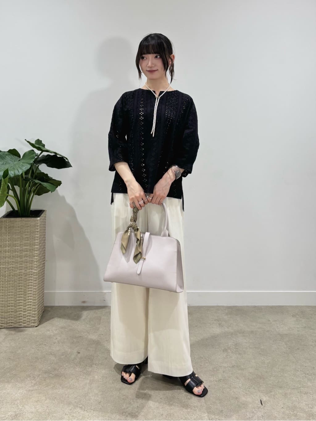 ibukiさんの「INDIVI｜◆【刺繍／レース】スラッシュネックブラウス」を使ったコーディネート