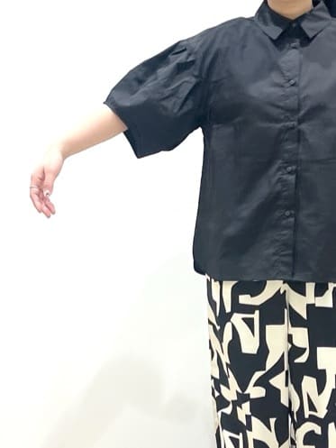 chiakiさんの「OPAQUE.CLIP｜◆《美人百花掲載》ランタンスリーブシャツ【洗濯機洗い可】」を使ったコーディネート