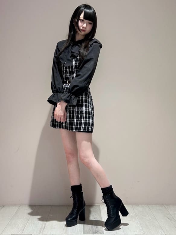しおりんさんの「ESPERANZA｜【ラク盛り／ショートブーツ】リピーター続出／脚長美脚　厚底レースアップブーツ」を使ったコーディネート