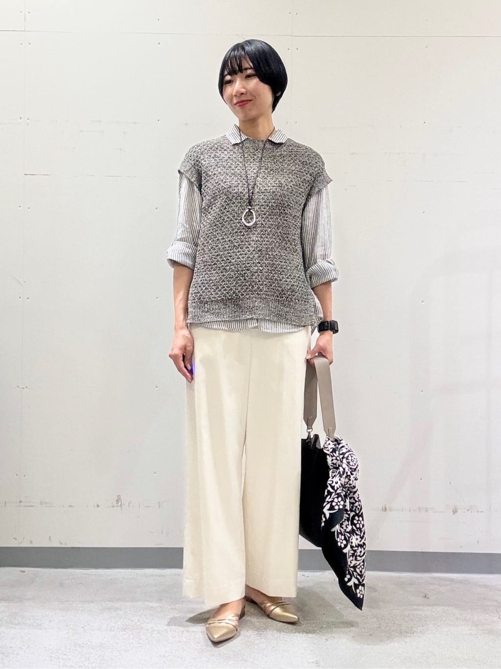 naoさんの「INDIVI｜【90cm四方】ボタニカル柄大判スカーフ」を使ったコーディネート