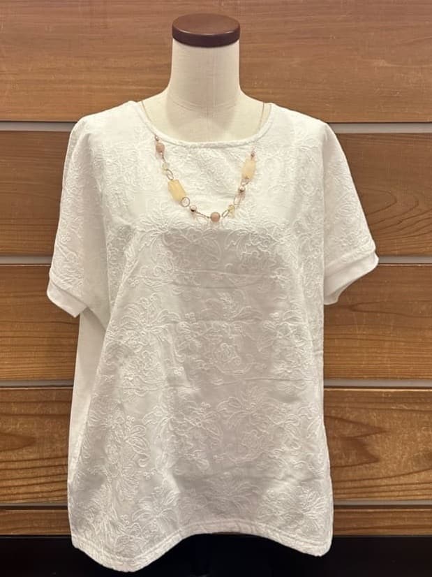 まりやんさんの「SHOO･LA･RUE｜◆【S-LL】一枚でサマ見え フローラル刺繍トップス」を使ったコーディネート
