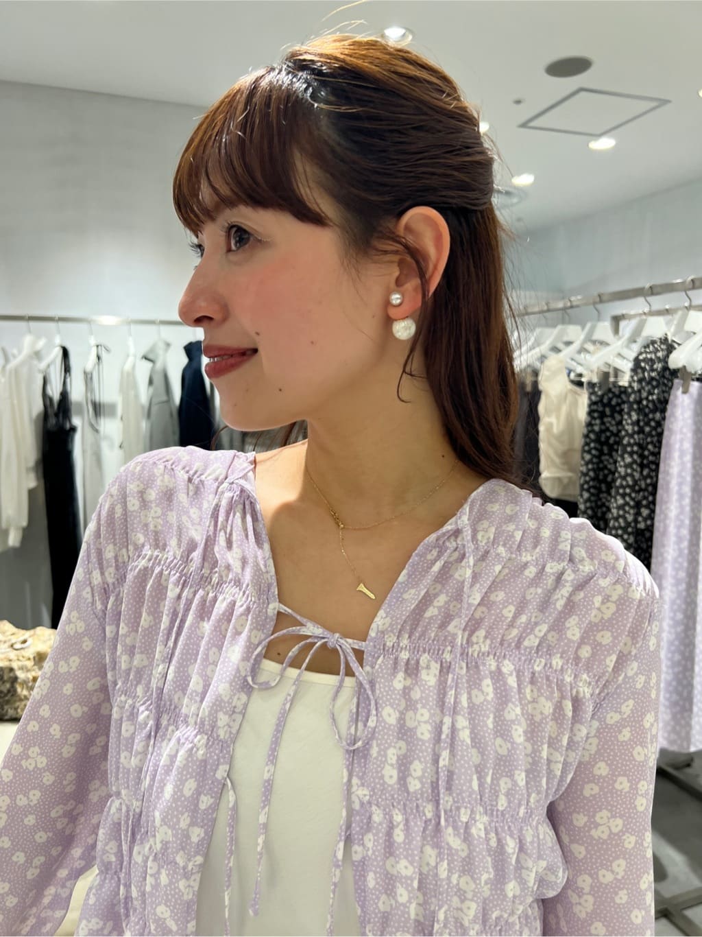 miyu maesakaさんの「CODE A｜◆petit flower ribbon blouse」を使ったコーディネート