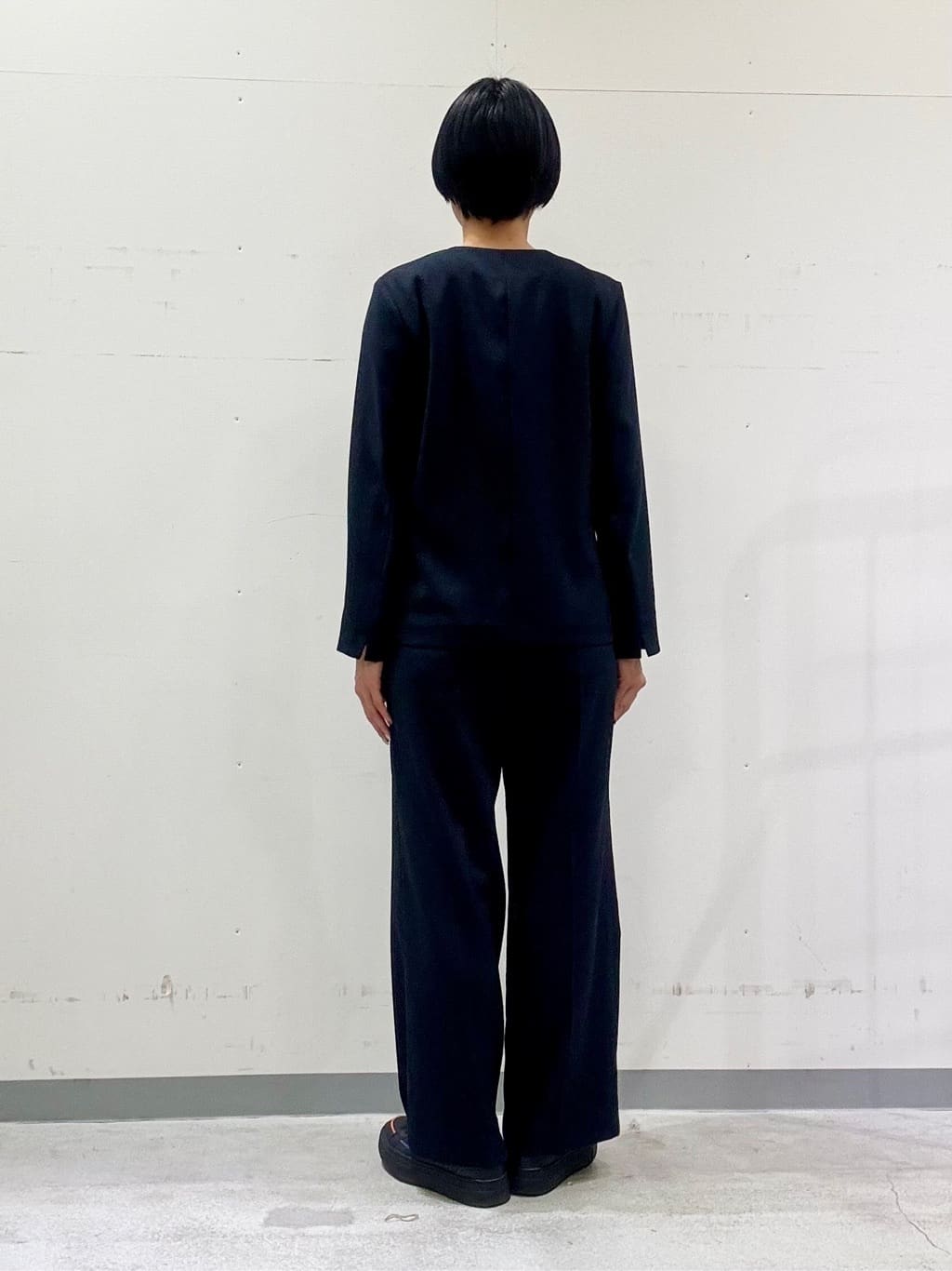 naoさんの「INDIVI｜【90cm四方】ボタニカル柄大判スカーフ」を使ったコーディネート