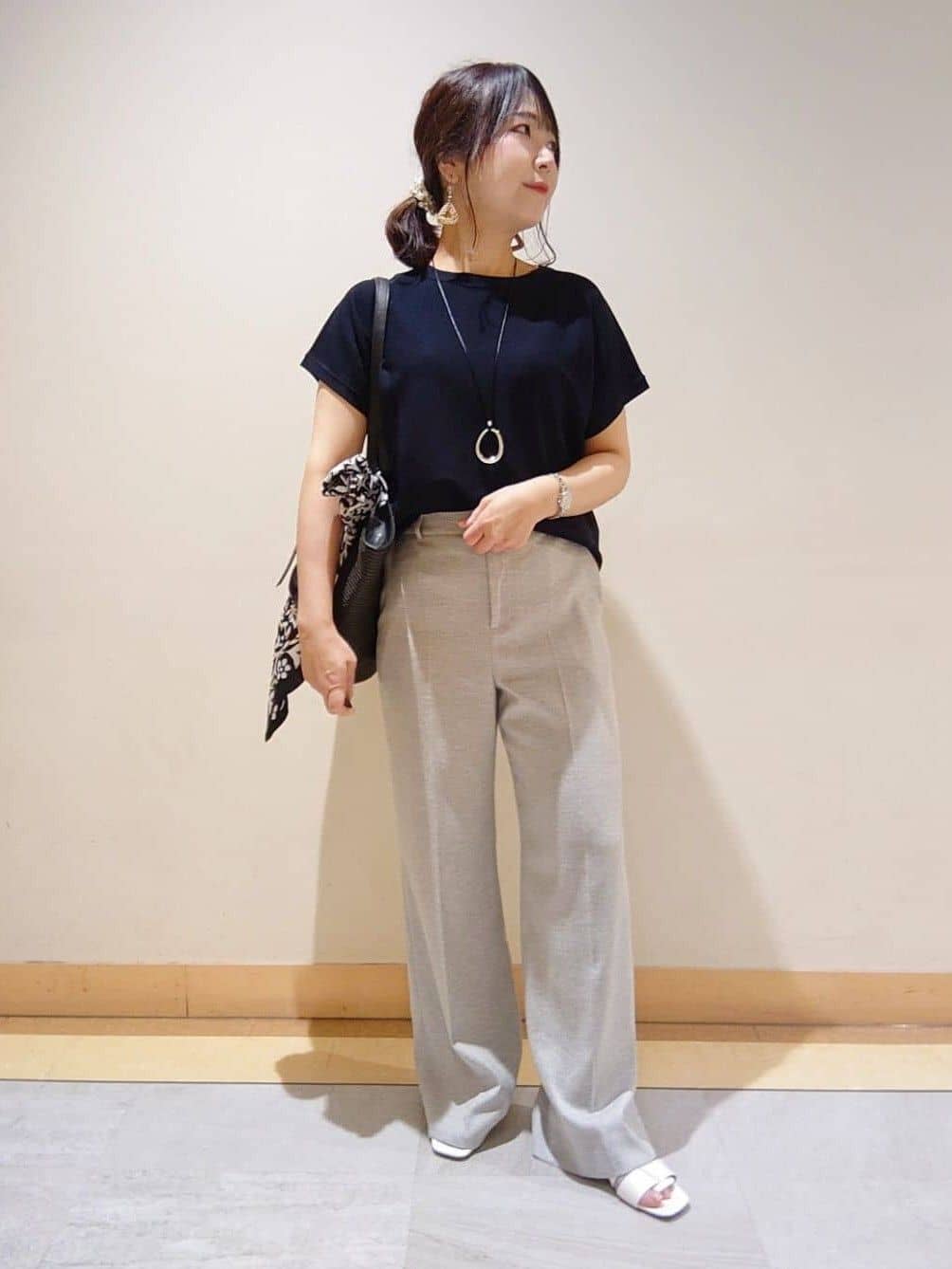 TOMOMIさんの「INDIVI｜【90cm四方】ボタニカル柄大判スカーフ」を使ったコーディネート