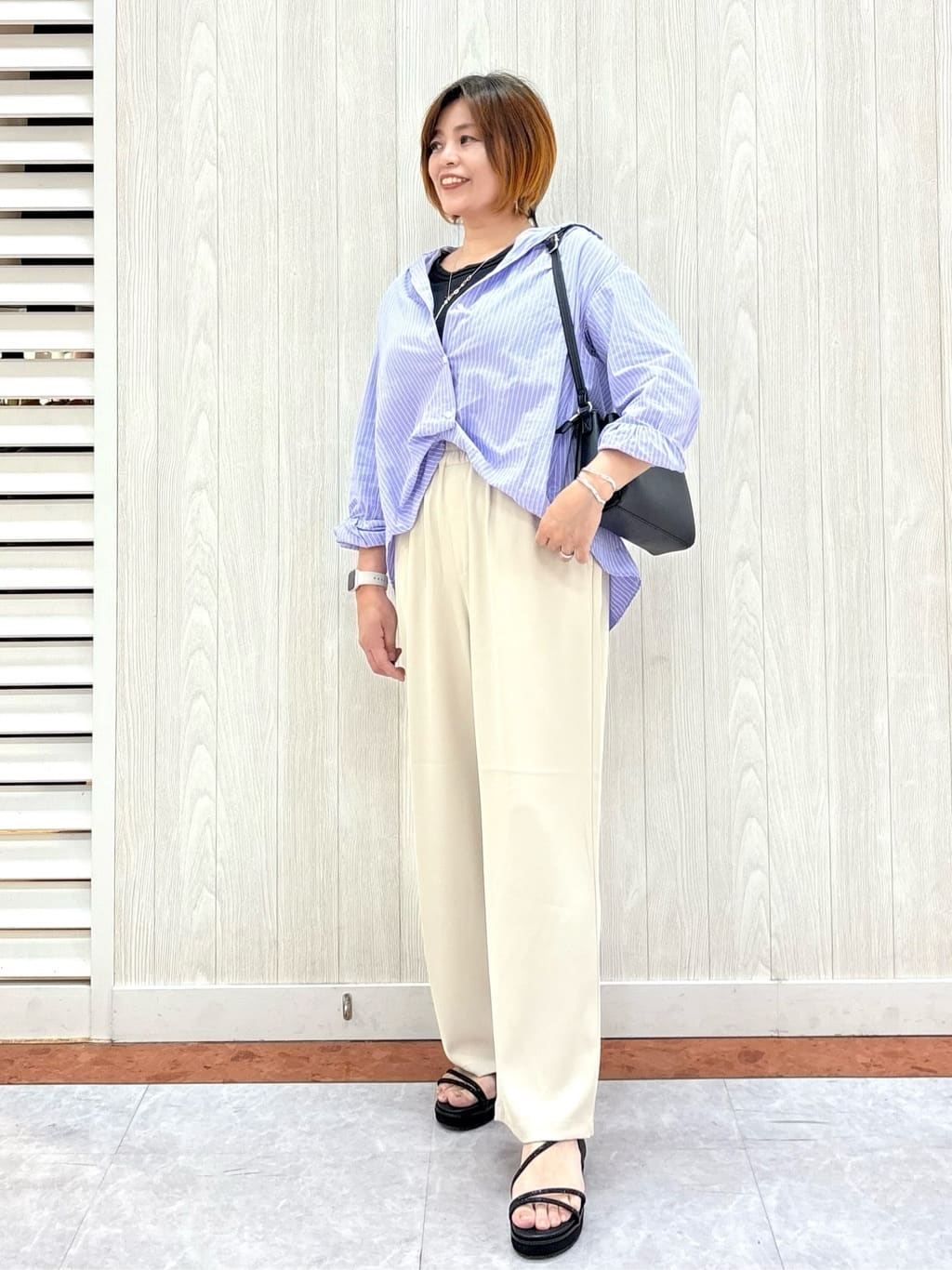 もっちさんの「SHOO･LA･RUE｜◆【洗える】バックギャザーがポイント 綿ワッシャー前開きシャツ」を使ったコーディネート