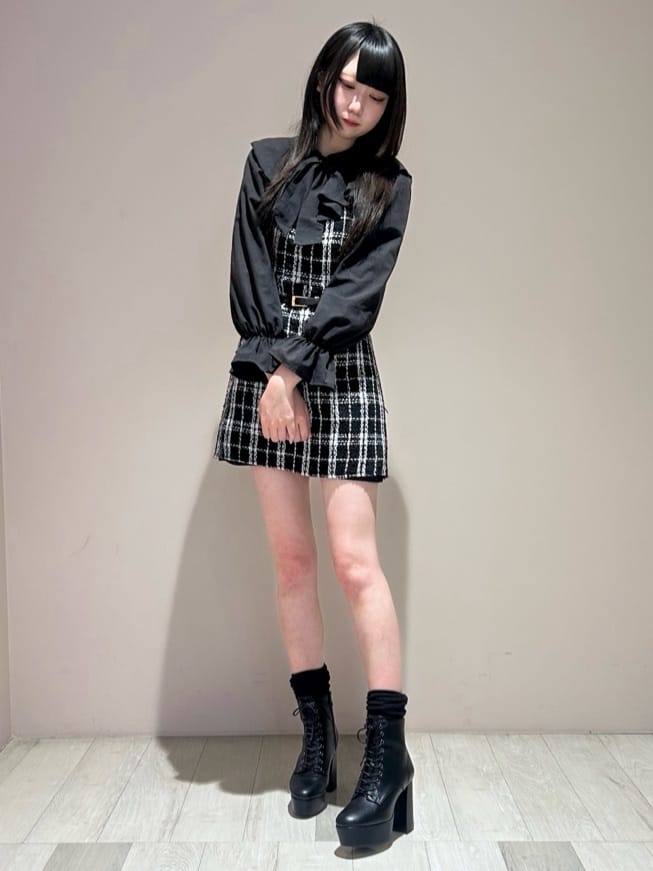 しおりんさんの「ESPERANZA｜【ラク盛り／ショートブーツ】リピーター続出／脚長美脚　厚底レースアップブーツ」を使ったコーディネート