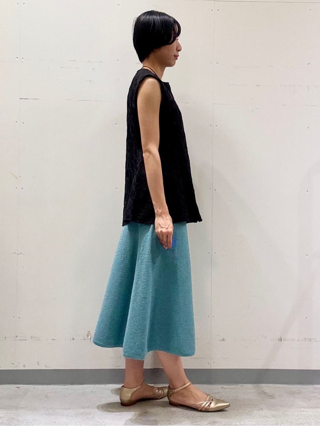 naoさんの「INDIVI｜【90cm四方】ボタニカル柄大判スカーフ」を使ったコーディネート