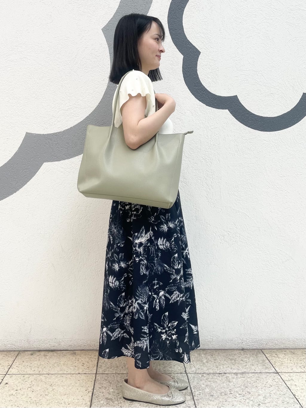 𝒜さんの「◆【清涼感／ウエスト後ろゴム／手洗い可】麻調花柄タックスカート」を使ったコーディネート