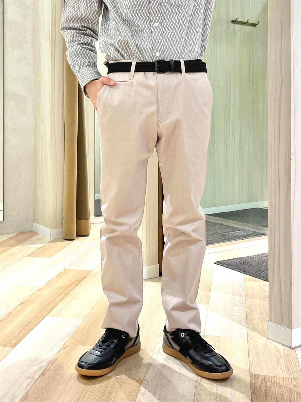 URAさんの「TAKEO KIKUCHI｜【全7サイズ&times;8色展開！】トップマルチヘリンボン パンツ」を使ったコーディネート