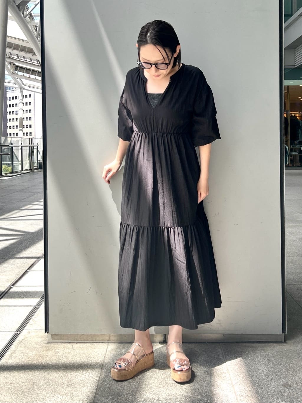 machikoさんの「ESPERANZA｜グリッター&times;クリアベルト 厚底コルクサンダル」を使ったコーディネート