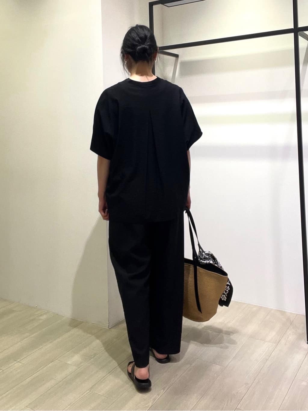 TOMOMIさんの「INDIVI｜【洗える／UVケア／SETUP可能】ドロストワイドパンツ」を使ったコーディネート