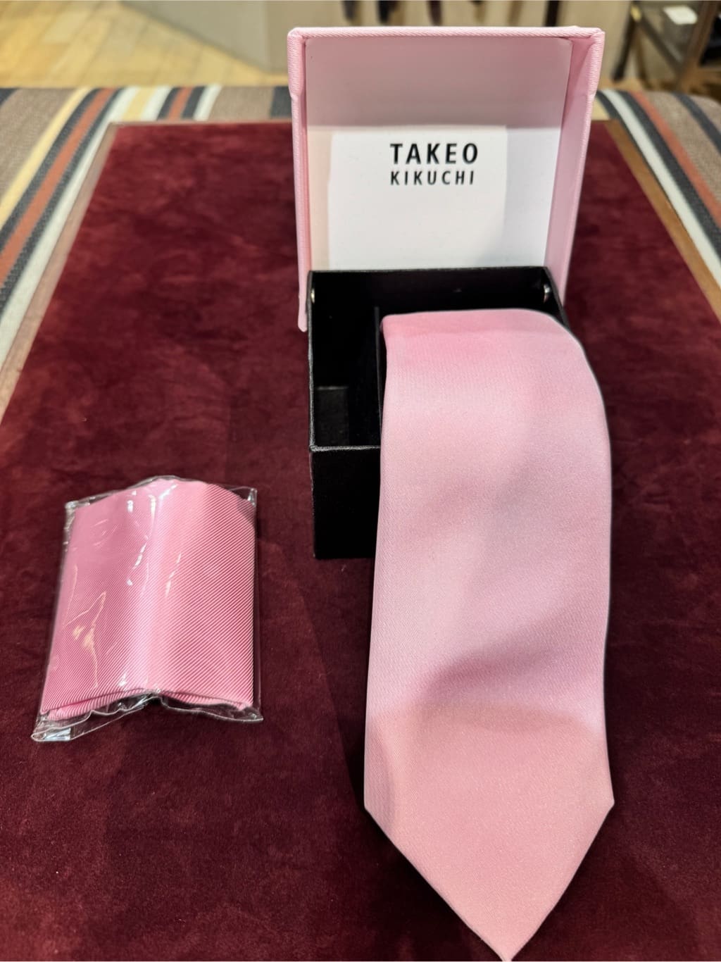 溝端佑太朗さんの「TAKEO KIKUCHI｜◆【フォーマルBOXセット】カラーネクタイ＆チーフ セット」を使ったコーディネート