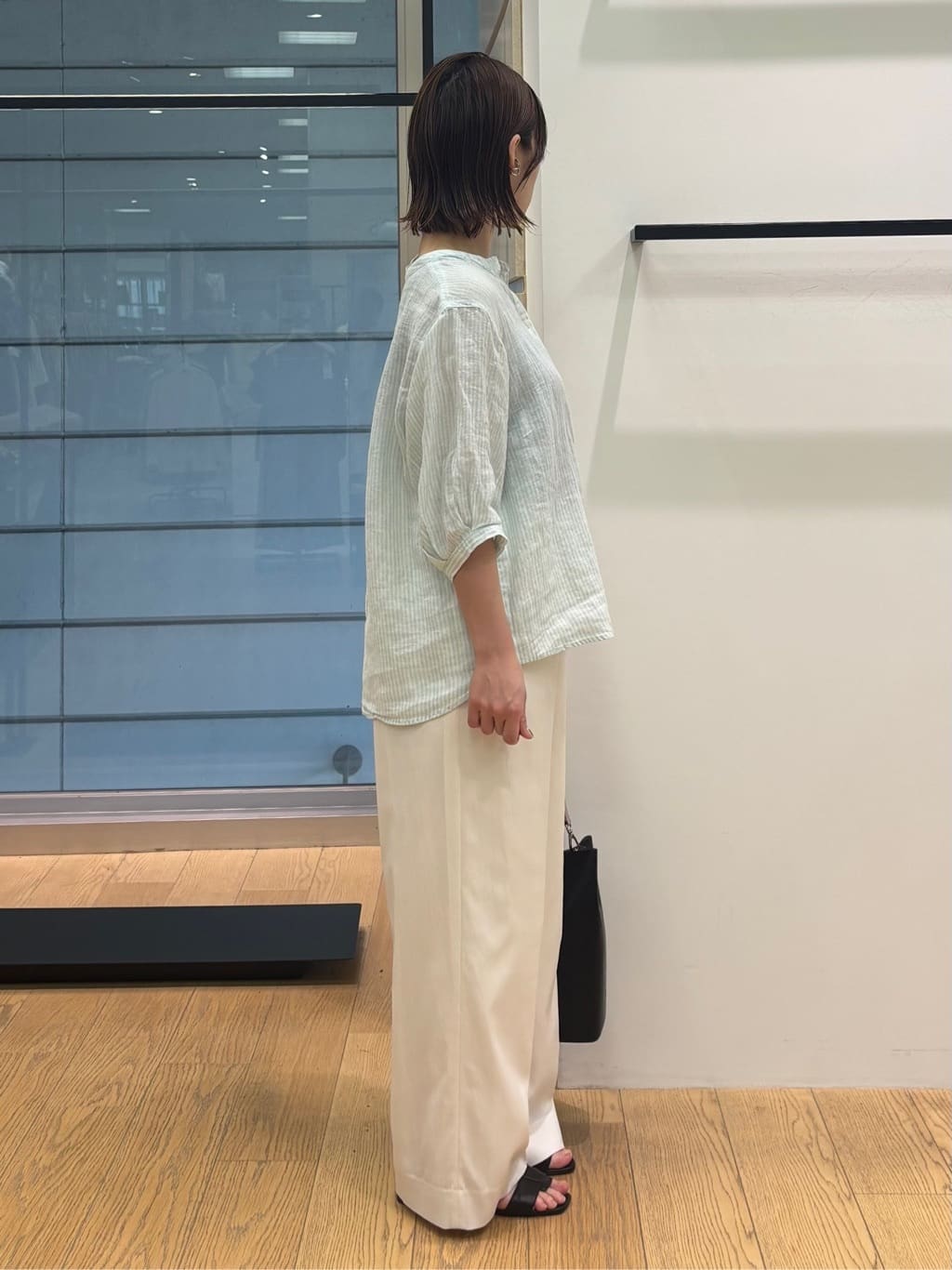 asamiさんの「INDIVI｜【90cm四方】ボタニカル柄大判スカーフ」を使ったコーディネート