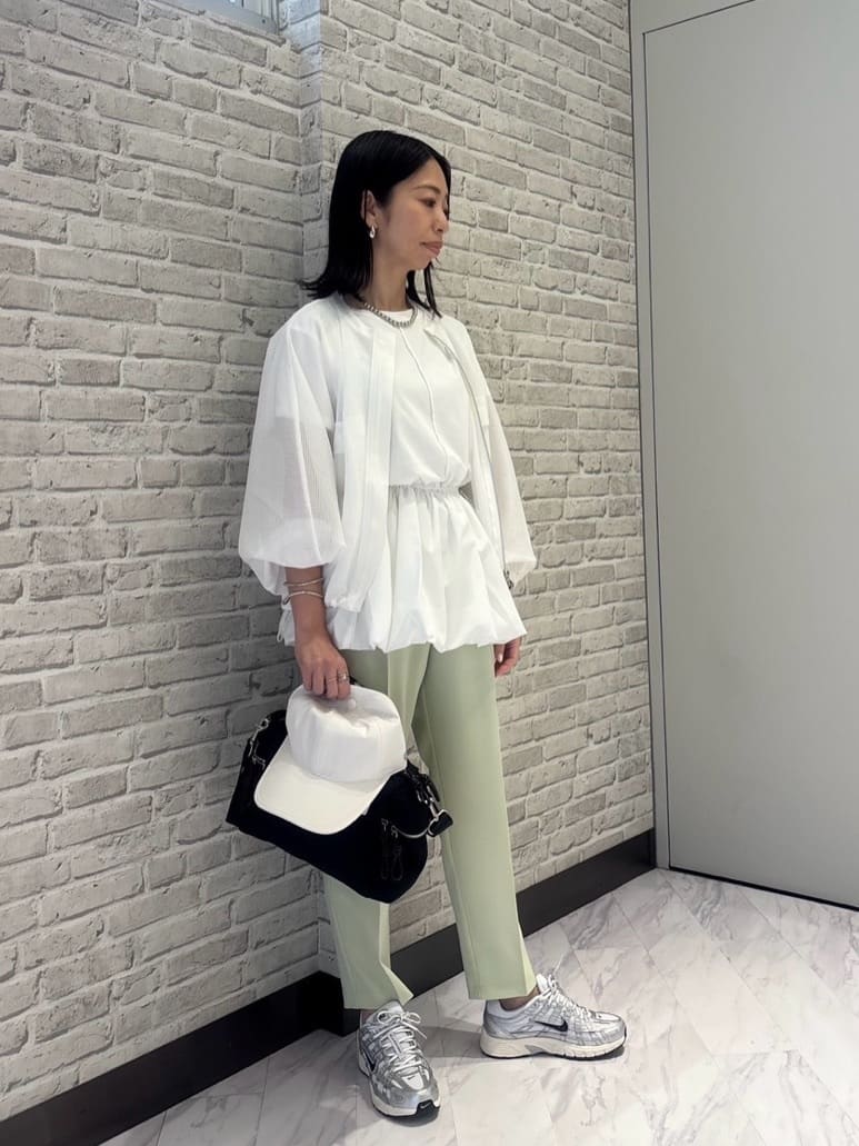 Mikoさんの「INDIVI｜【接触冷感／セットアップ対応】イージーテーパードパンツ【通勤・セレモニー】」を使ったコーディネート