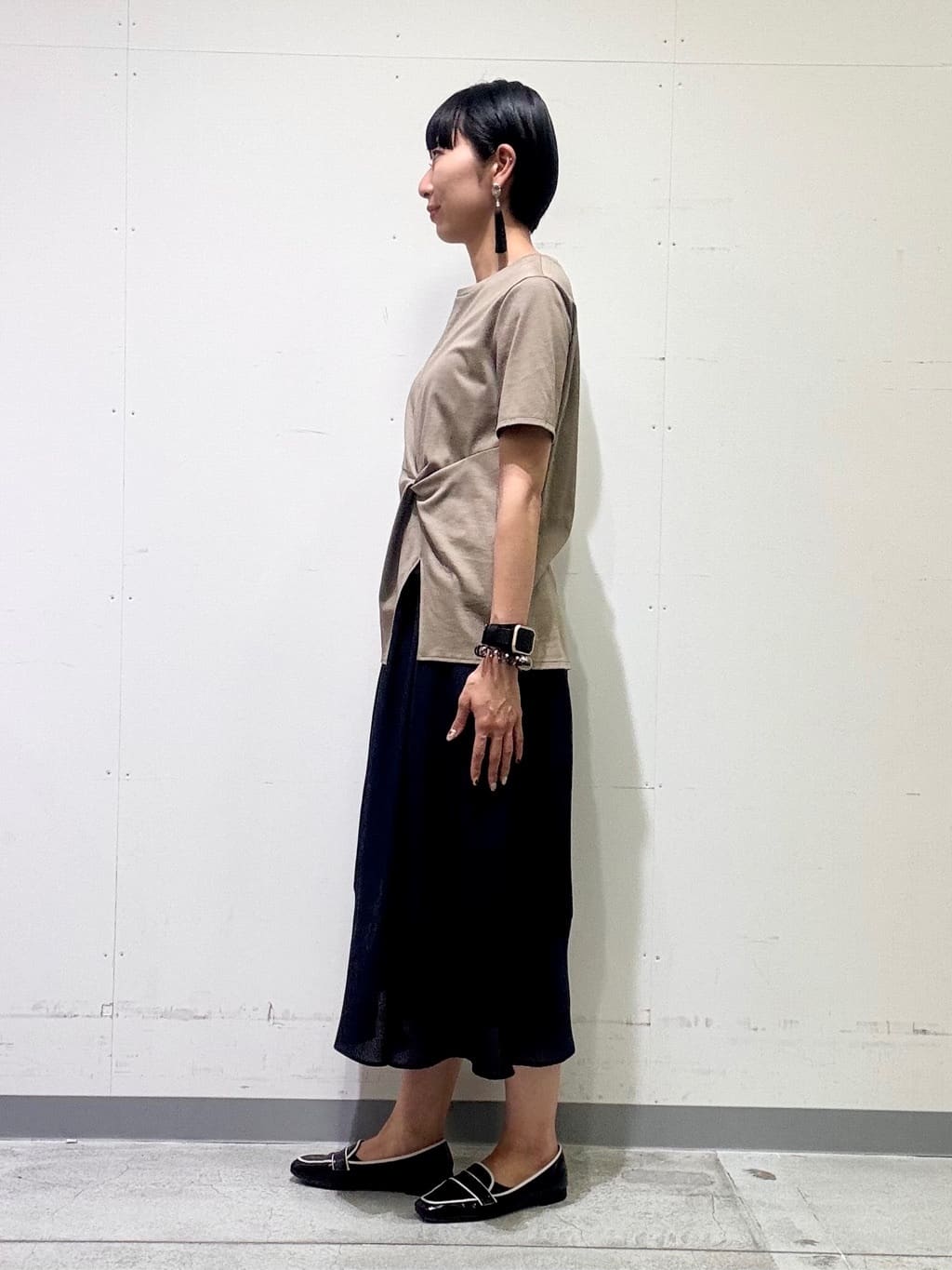 naoさんの「INDIVI｜【90cm四方】ボタニカル柄大判スカーフ」を使ったコーディネート