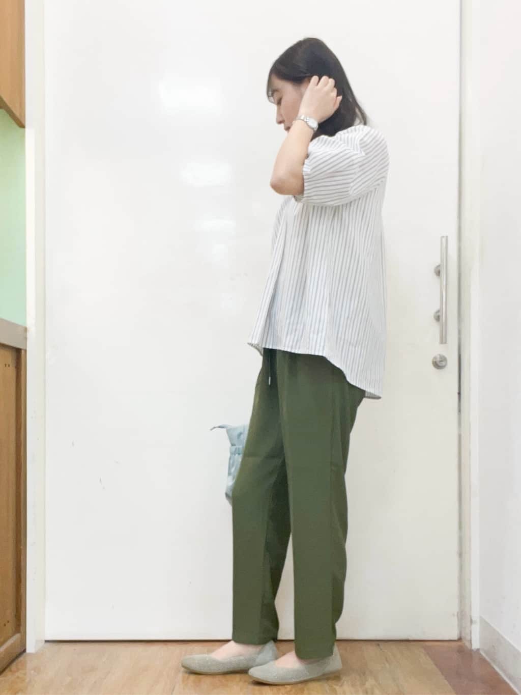 sakiさんの「SHOO･LA･RUE｜◆【ひんやり/UV/S-LL】さらさらぷるん イージーテーパードパンツ」を使ったコーディネート