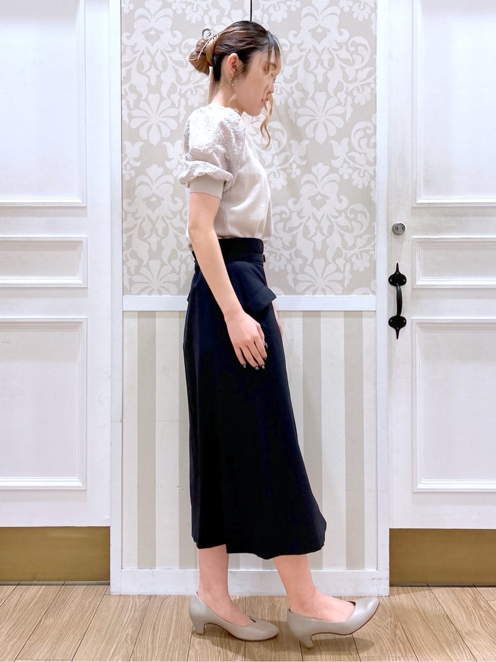 望 愛さんの「grove｜【ふわっと心地よい足入れ】やわここち(R)Vカットパンプス」を使ったコーディネート