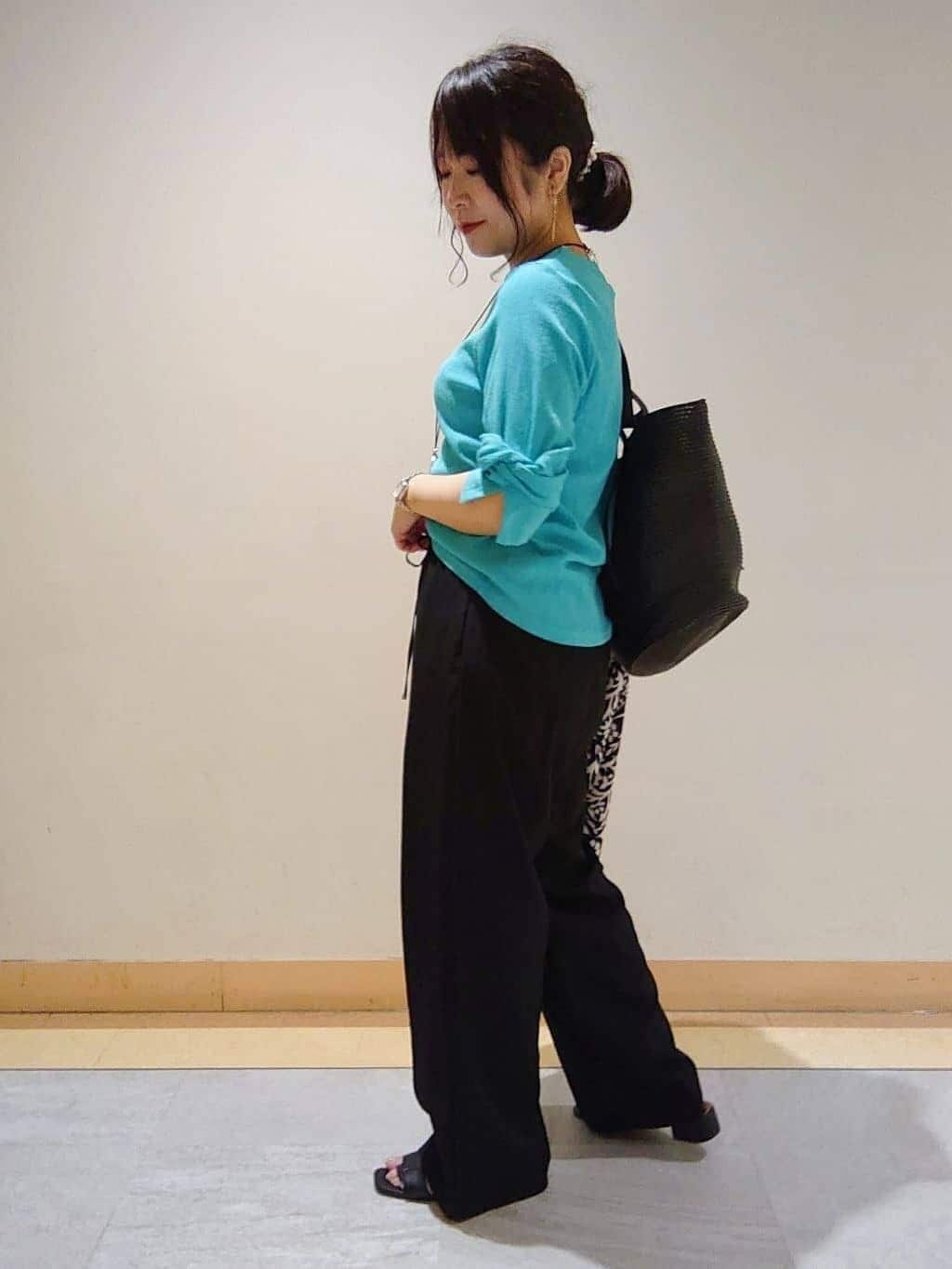 TOMOMIさんの「INDIVI｜【洗える／UVケア／SETUP可能】ドロストワイドパンツ」を使ったコーディネート