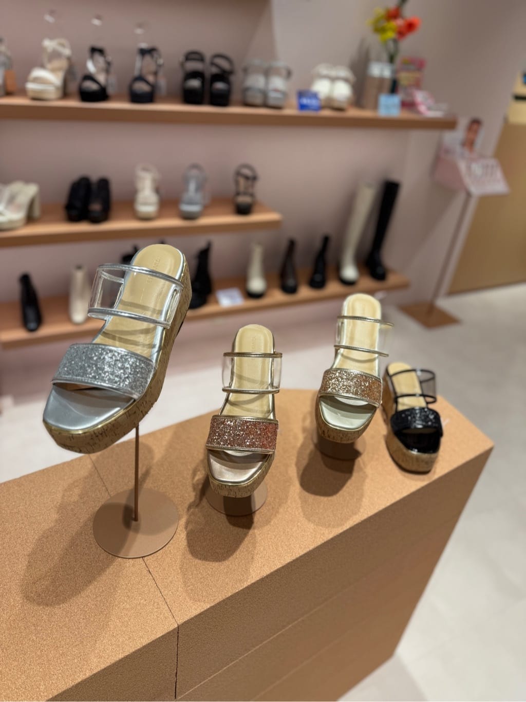 neinaさんの「ESPERANZA｜グリッター&times;クリアベルト 厚底コルクサンダル」を使ったコーディネート