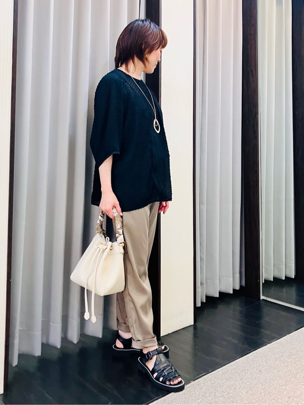 YUKIさんの「INDIVI｜【60cm四方】スクエアスカーフ」を使ったコーディネート
