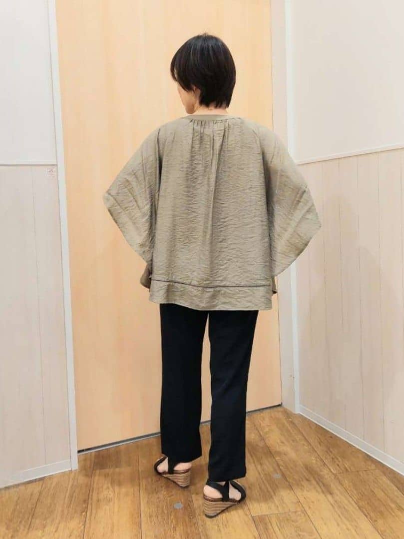 Kさんの「SHOO･LA･RUE｜◆【洗える/ひんやり】涼しく体型カバー お袖フレア ドレープブラウス」を使ったコーディネート