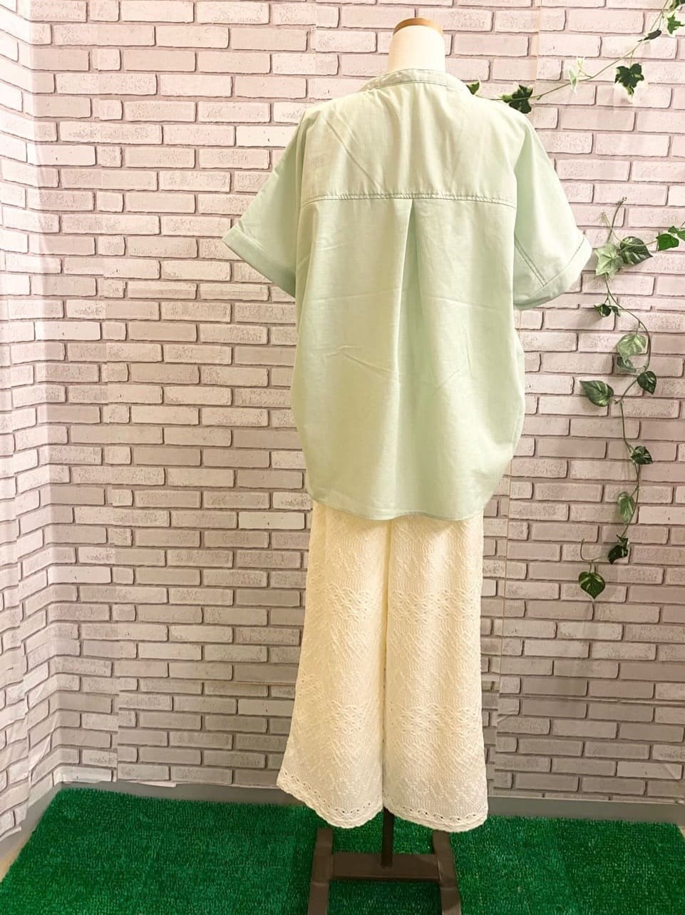 emiさんの「SHOO･LA･RUE｜◆【高レビュー/洗える/UV/吸水速乾】洗濯後しわになりにくいリネンブレンドドルマンシャツ」を使ったコーディネート