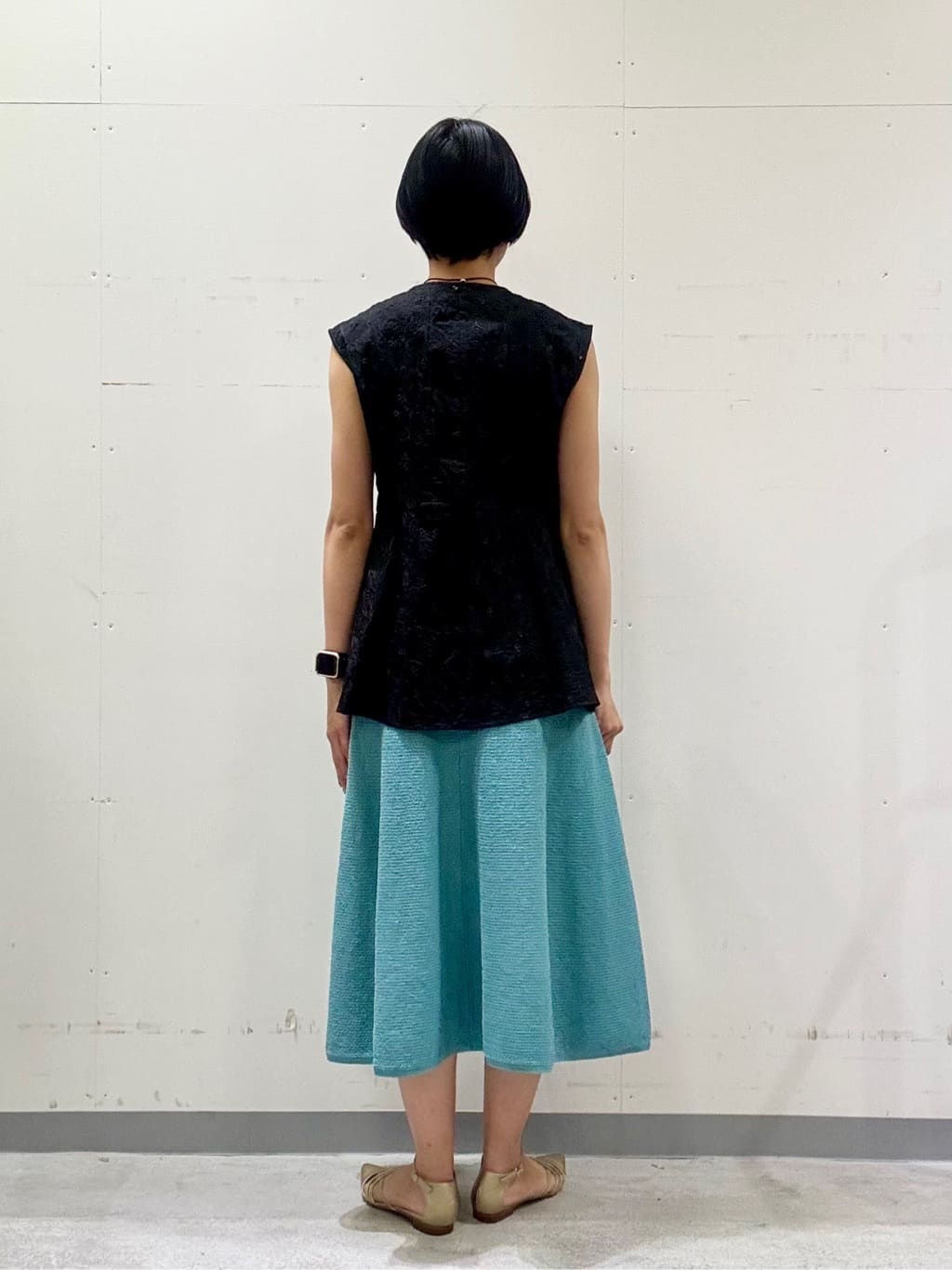 naoさんの「INDIVI｜【90cm四方】ボタニカル柄大判スカーフ」を使ったコーディネート
