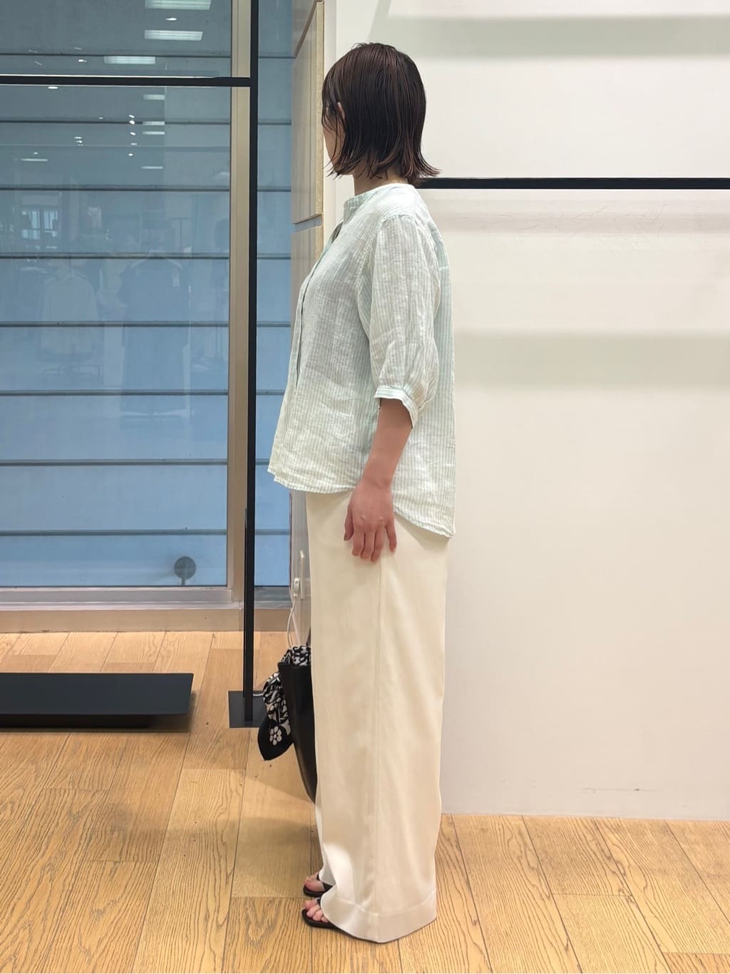asamiさんの「INDIVI｜【90cm四方】ボタニカル柄大判スカーフ」を使ったコーディネート