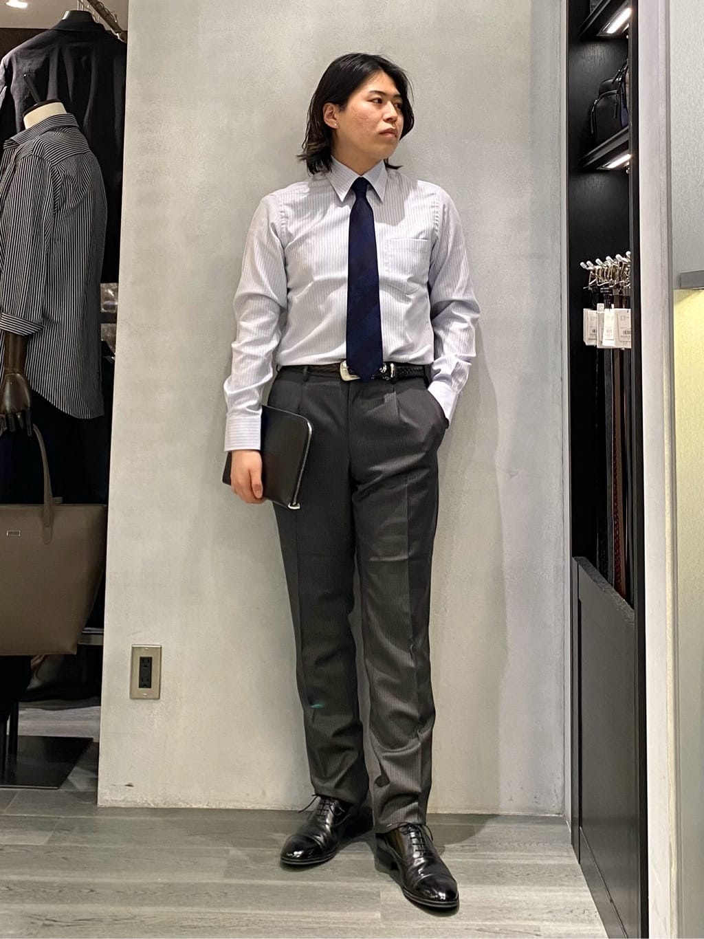 nishiさんの「TAKEO KIKUCHI｜ドビーストライプ ビジネス シャツ」を使ったコーディネート