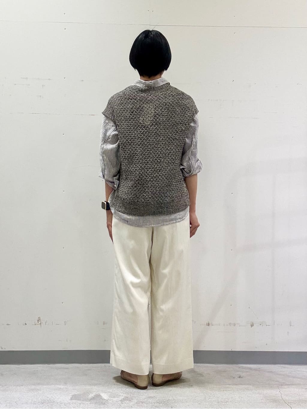naoさんの「INDIVI｜【90cm四方】ボタニカル柄大判スカーフ」を使ったコーディネート