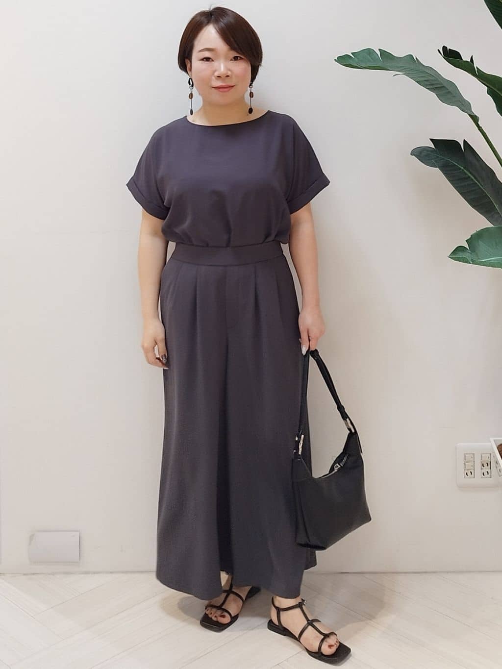 s u g iさんの「UNTITLED｜【手洗い／88cm正方形】シアー素材チェーン柄スカーフ」を使ったコーディネート