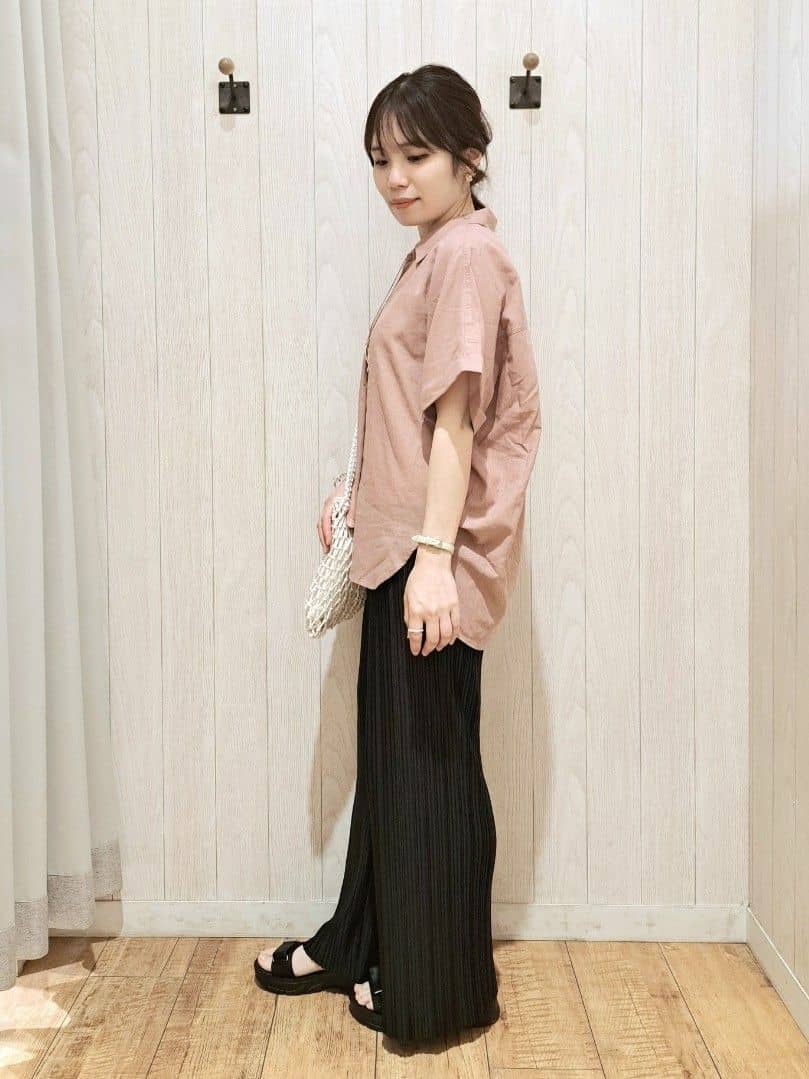 SAKIさんの「SHOO･LA･RUE｜【S-LL/UV/接触冷感/抗菌防臭】体型を自然にカバー フレンチリネンブレンド襟付ドルマンシャツ」を使ったコーディネート