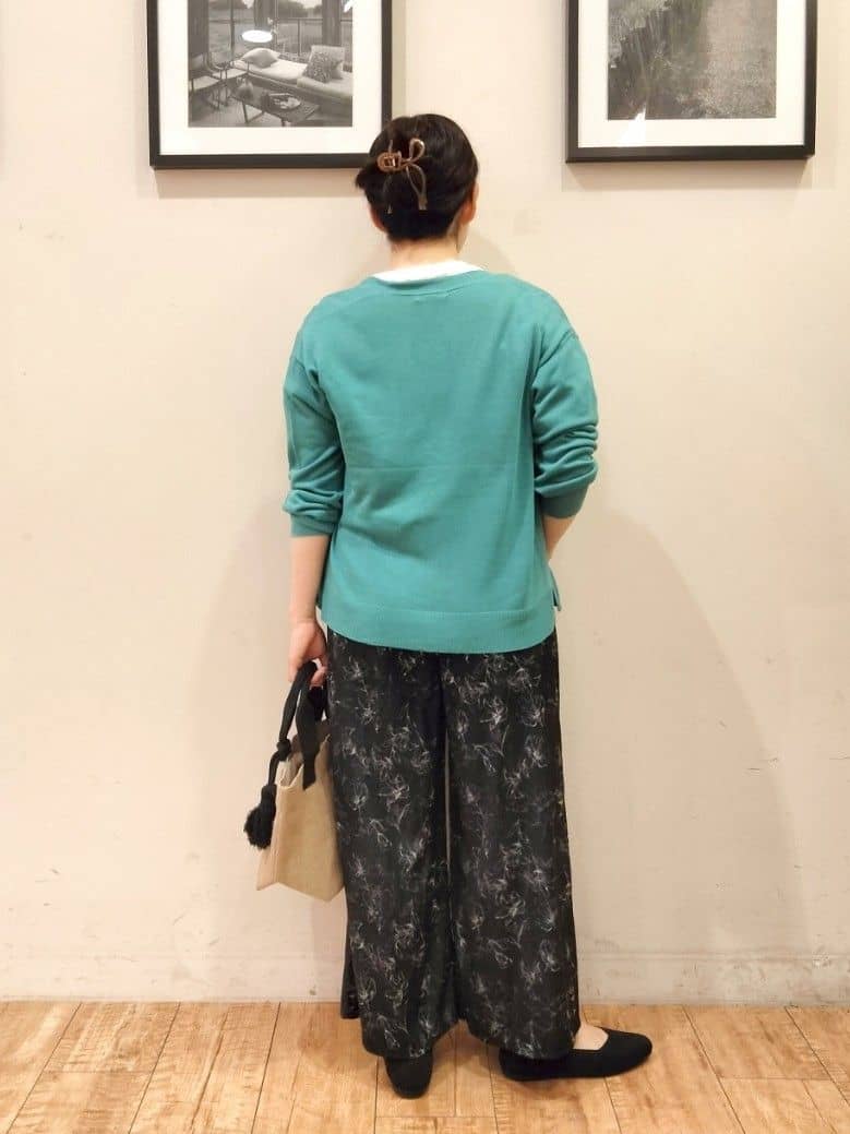 SHOOLARUEさんの「SHOO･LA･RUE｜◆【選べる4柄】コットンプリントロゴTシャツ」を使ったコーディネート