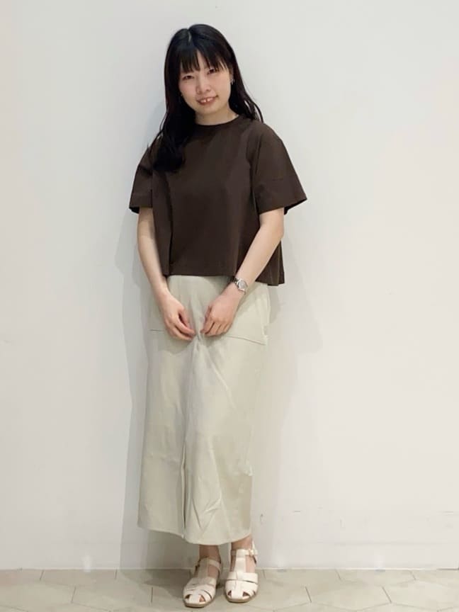 EMIRIさんの「OPAQUE.CLIP｜◆バックフレアショートTシャツ【洗濯機洗い可】」を使ったコーディネート