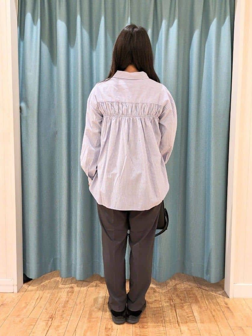 Miさんの「SHOO･LA･RUE｜◆【洗える】バックギャザーがポイント 綿ワッシャー前開きシャツ」を使ったコーディネート
