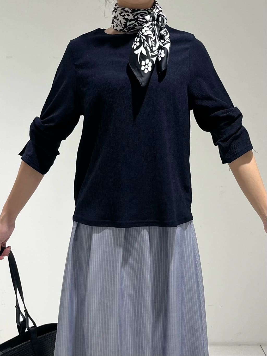 shioriさんの「INDIVI｜【90cm四方】ボタニカル柄大判スカーフ」を使ったコーディネート