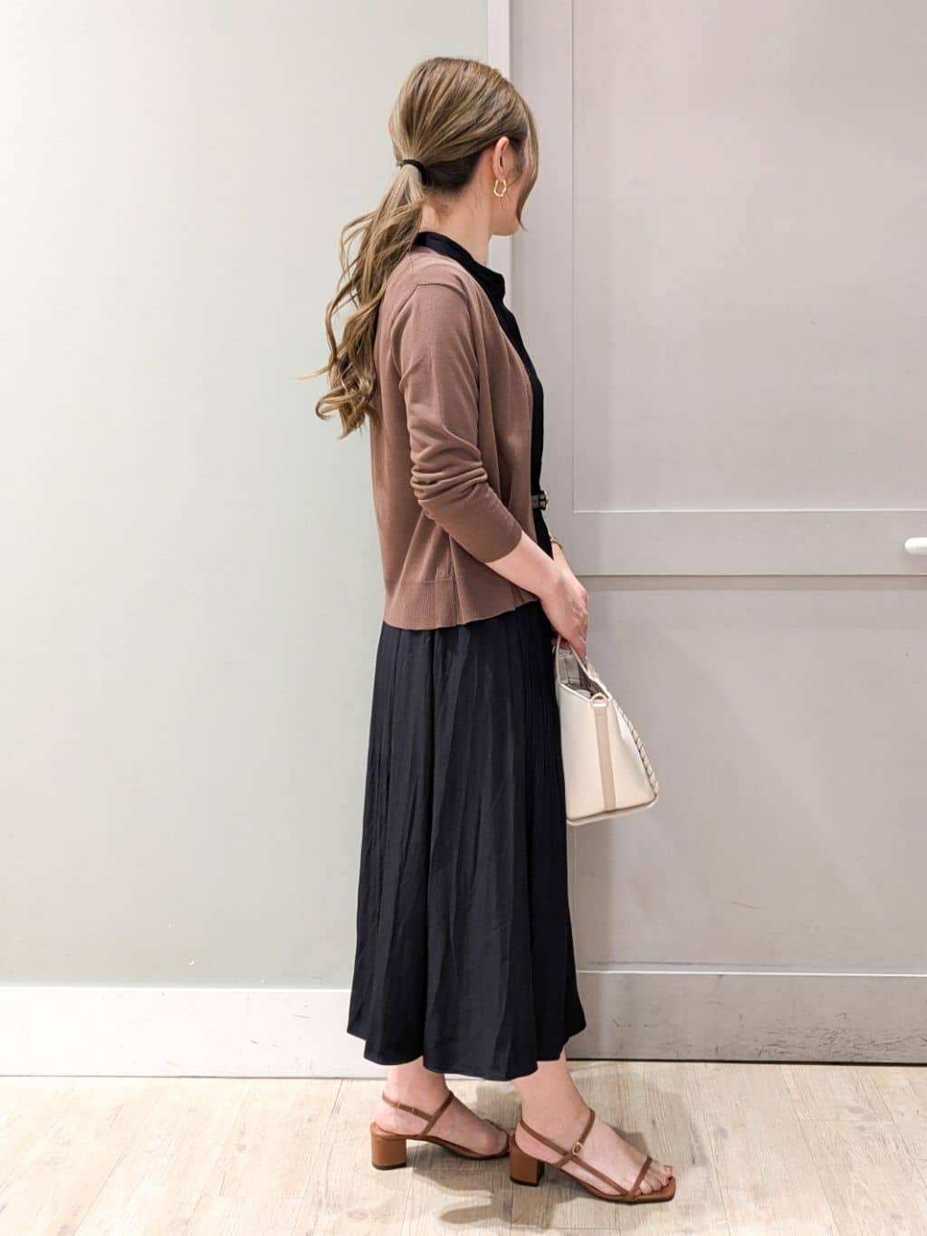 kuwawaさんの「grove｜◆【接触冷感/UVカットetc】夏に嬉しい機能付き！ベーシックショートカーディガン」を使ったコーディネート