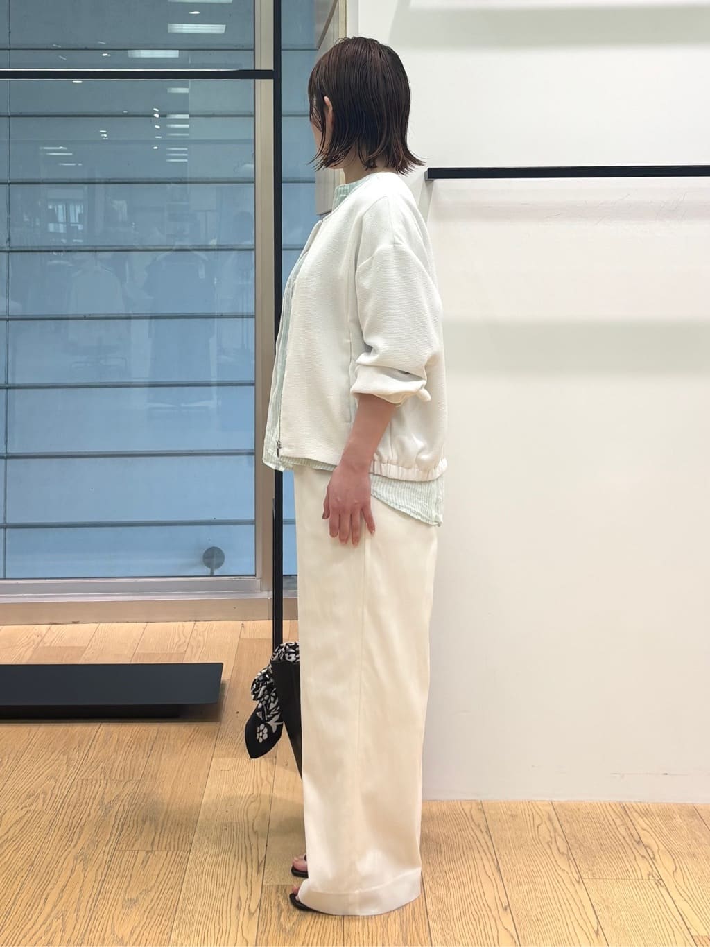 asamiさんの「INDIVI｜【90cm四方】ボタニカル柄大判スカーフ」を使ったコーディネート