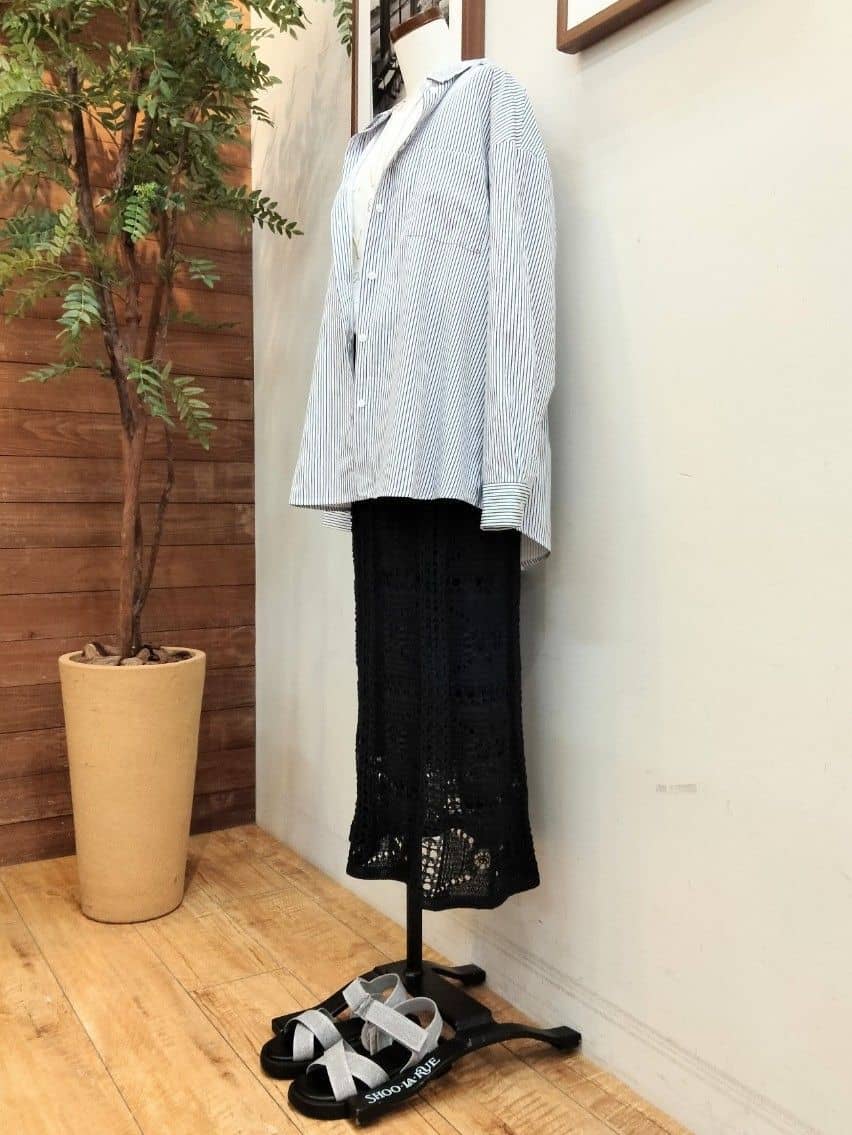 うっちーさんの「SHOO･LA･RUE｜【S-LL/ひんやり/UV】ぷっくりラメプリントロゴTシャツ」を使ったコーディネート