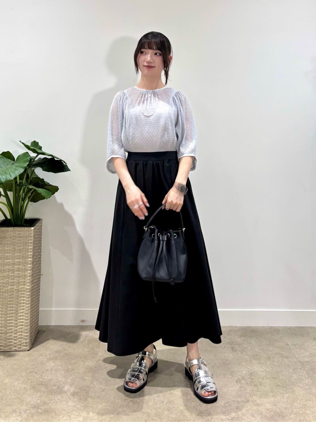 ibukiさんの「INDIVI｜◆【洗える／ドット柄／凹凸素材】袖コンシャスドルマンブラウス」を使ったコーディネート